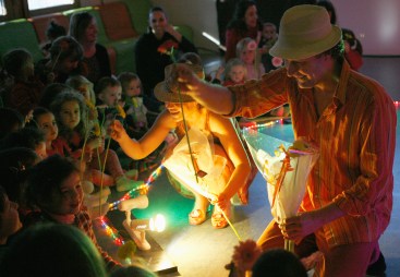 Distribution fleurs à 2